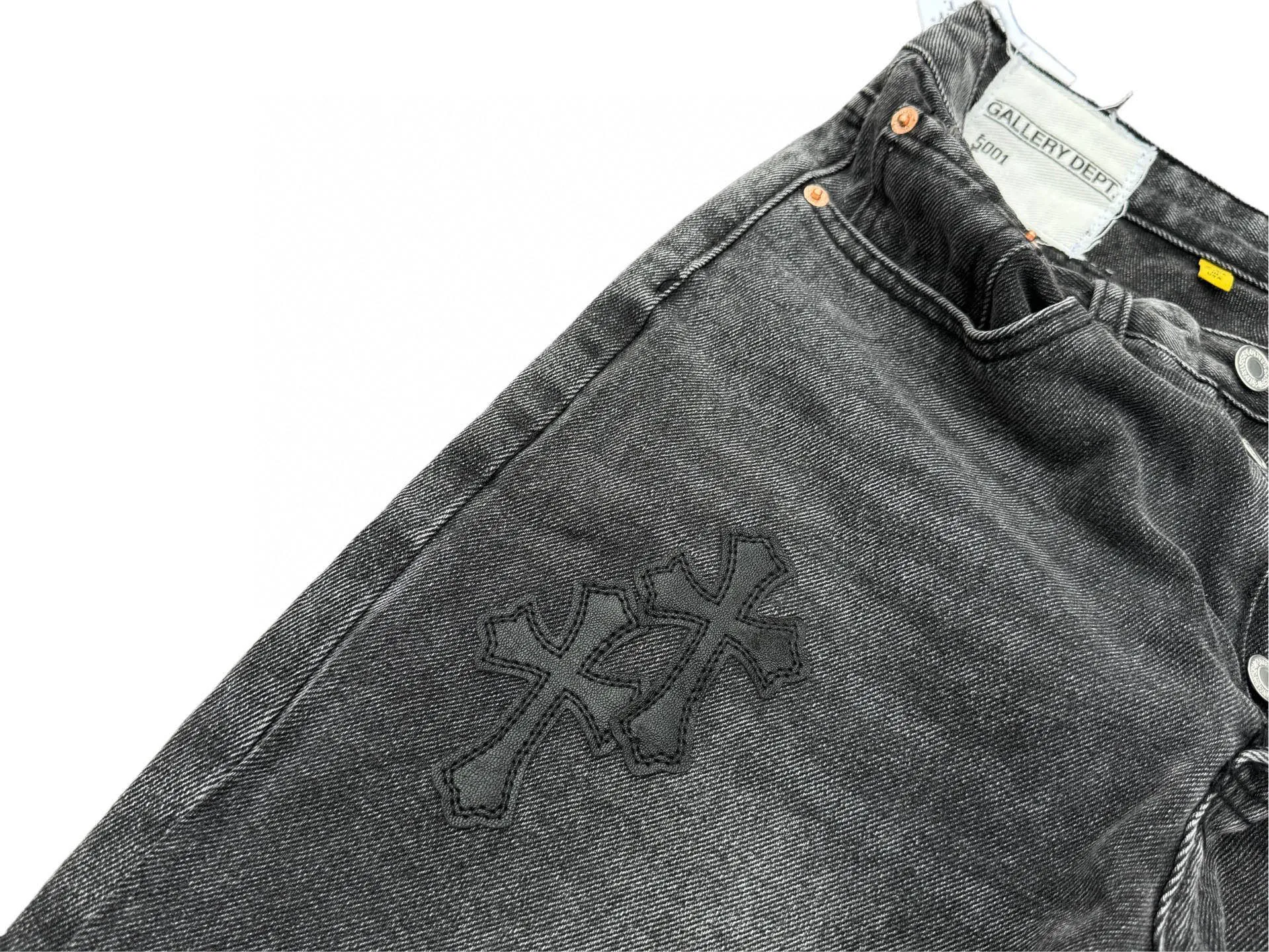 P260💰G99 GALLERY DEPT. Crow's leather cross denim bell-bottoms washed distressed spliced ​​jeans denim washing factory. During the process, the owner of the washing factory helped introduce a boss who once worked at Levi's OEM factory and then started his own business. This also paved the way for the following styles. Therefore, Levi's remodeled single product for the base plate is really familiar. Whether it is the fabrics supplied or the lathes used in production, there is nothing to choose from. -Color: Black -Size: S-XXL (corresponding to 28-36)